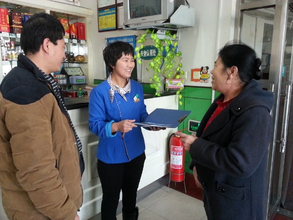 餐厅服务员在和顾客交流中